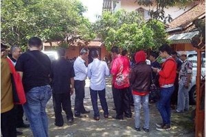 Tampak sejumlah warga berkumpul didepan kantor Panwaslu Kuningan.